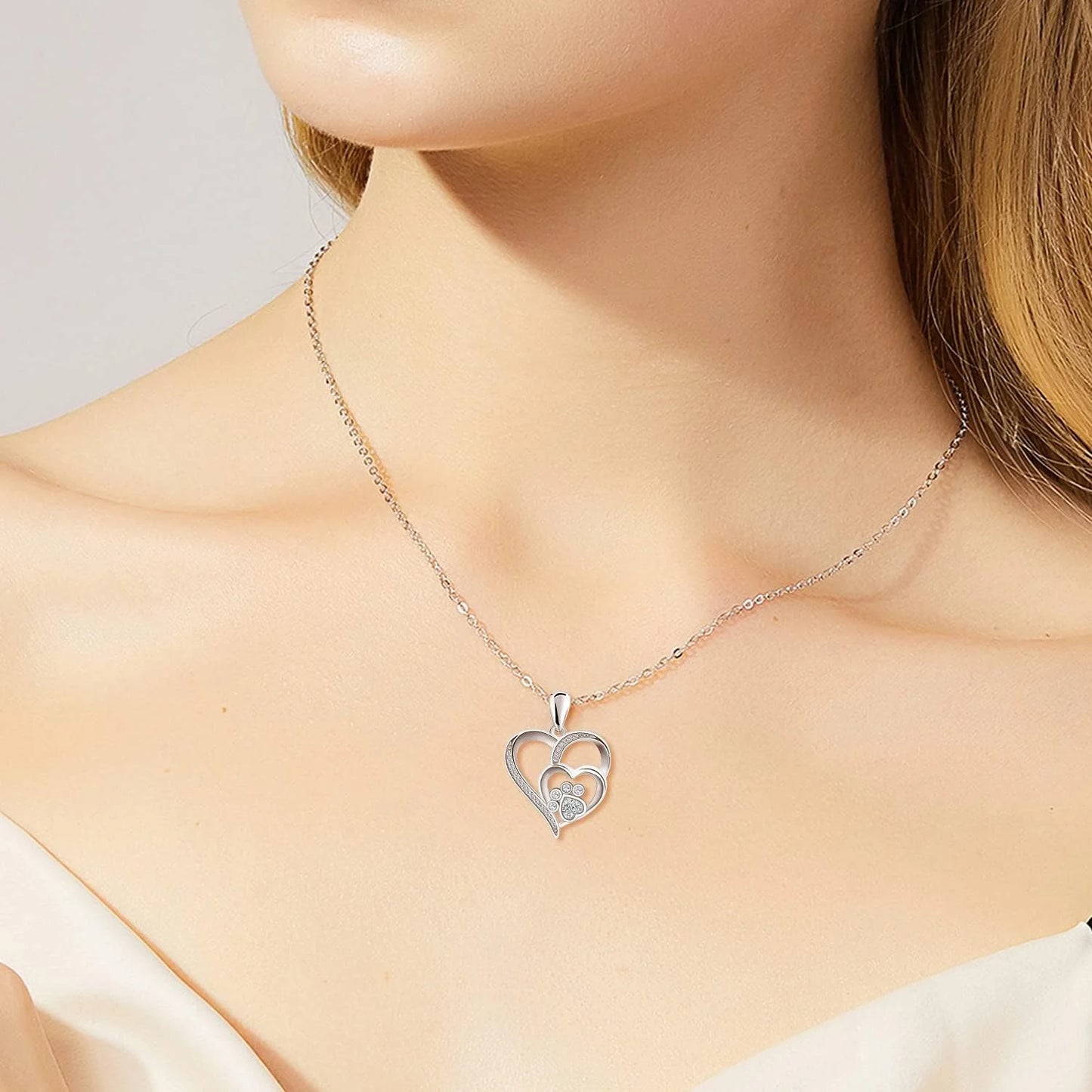 SOFIA | Collar de plata esterlina con huella de pata y corazón, engastado con circonia.