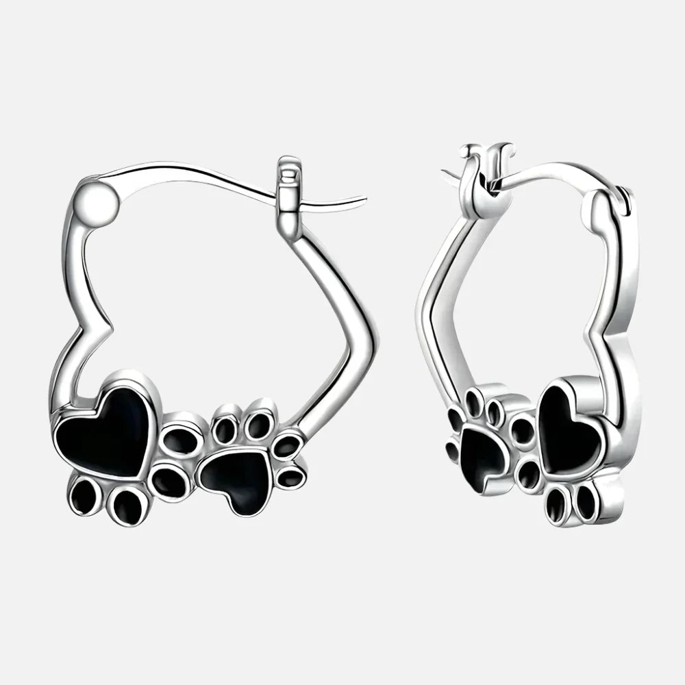 SOFIA | Pendientes Huggie con corazón y esmalte negro.