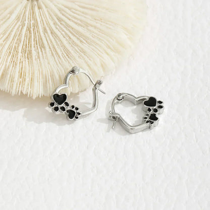 SOFIA | Pendientes Huggie con corazón y esmalte negro.