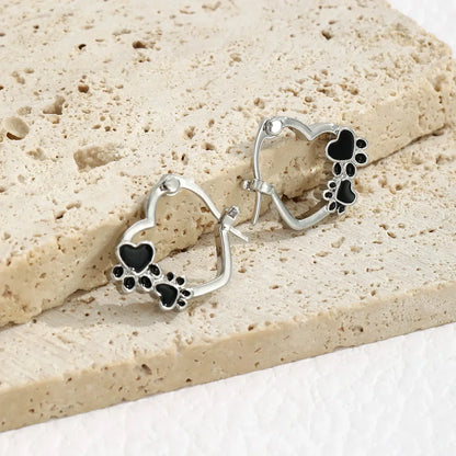 SOFIA | Pendientes Huggie con corazón y esmalte negro.