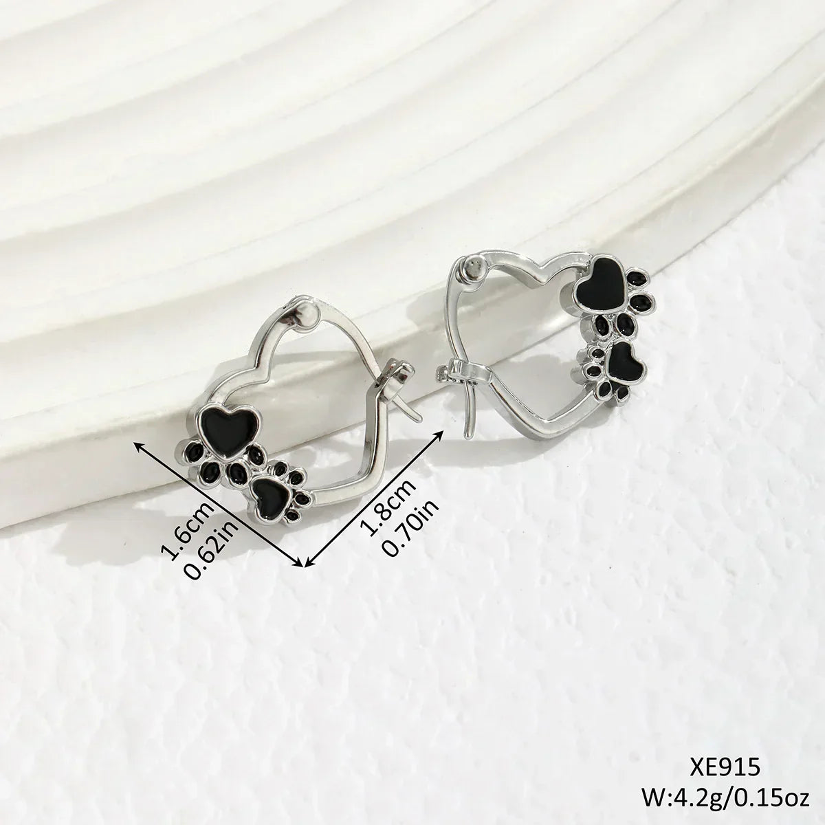 SOFIA | Pendientes Huggie con corazón y esmalte negro.